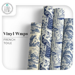 Op de afbeelding: Verschillende rollen vinyl wraps met Franse Toile de Jouy ontwerpen. De patronen bevatten blauw-witte illustraties van pauwen, paddenstoelen en pastorale taferelen. De tekst "Vinyl Wraps" en "French Toile" zijn zichtbaar.