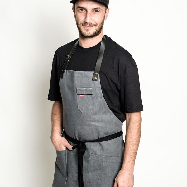 Tablier de cuisine homme en jean gris, lanière cuir , tablier barbier, Tablier barman en jean, tablier professionnel, tablier restaurant