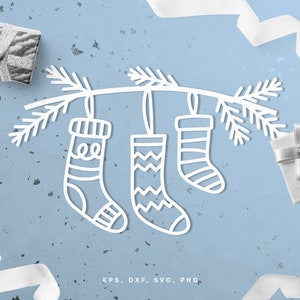 以下が含まれることがあります： 白い背景に、枝からぶら下がっているクリスマスストッキングの白抜きイラスト。ストッキングは、ストライプ、ジグザグ、シンプルなデザインなど、さまざまなパターンがあります。