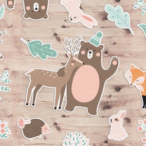 Art vectoriel d’animaux de forêt, ours mignon, cerf, renard, oiseau, lapin, hérisson, fleurs et feuilles