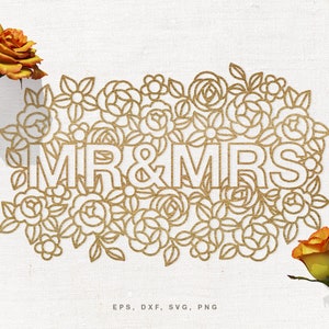 Può includere: Contorno dorato delle parole "MR & MRS" circondato da un disegno floreale di rose e altri fiori.