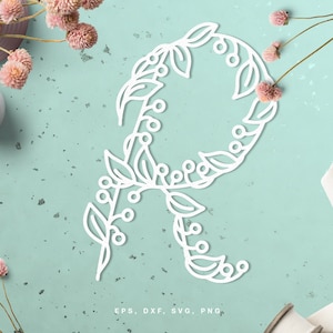 Può includere: Un contorno bianco della lettera R formato da un ramo frondoso con bacche. La lettera è su uno sfondo blu chiaro con fiori rosa.