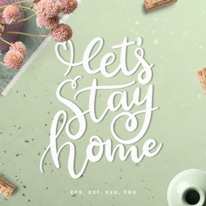 Könnte beinhalten: Weiße Kalligrafie-Schrift auf hellgrünem Hintergrund lautet "let's stay home". Der Hintergrund hat eine gesprenkelte Textur. Es gibt mehrere Korken von Weinflaschen, die um die Schrift herum verstreut sind.
