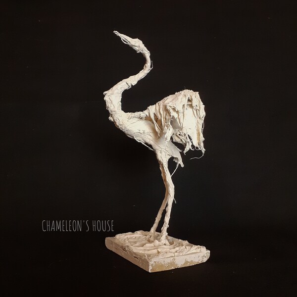 Sculpture de grue blanche, statue de héron faite à la main, décoration de bureau oiseau fantastique, art expressif recyclé, figurine légère, cadeau pour elle