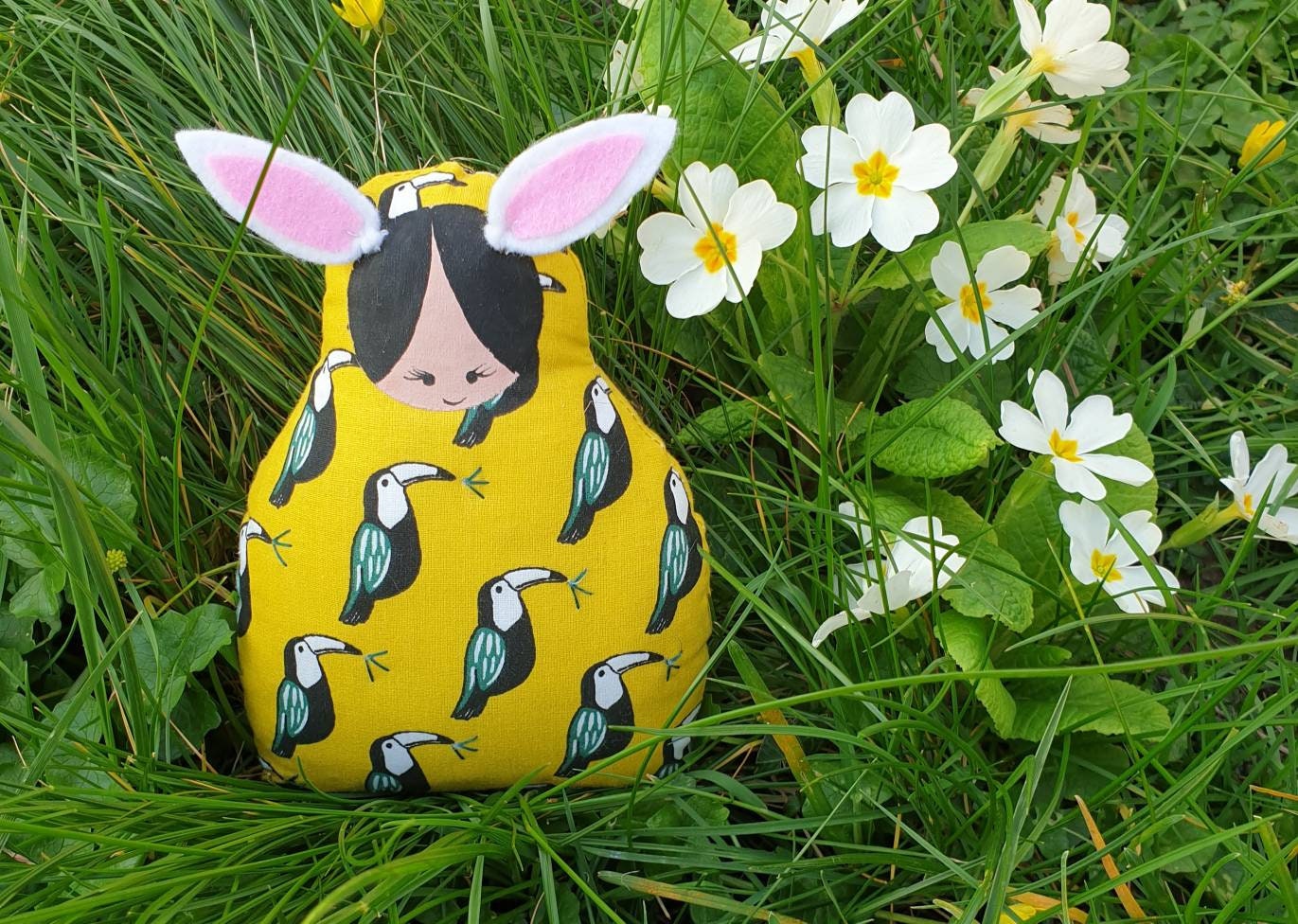 Promo. Poupée Déco Coton Imprimé Toucan, Oreilles de Lapin