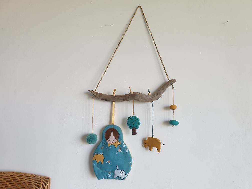 Déco'poupette Fille sur Bois Flotté. Modèle Rhinocéros.