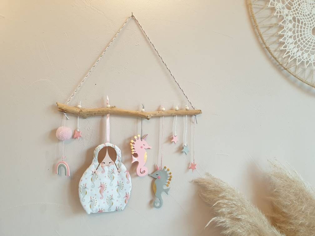 Déco'poupette Fille sur Bois Flotté. Modèle Hippocampe