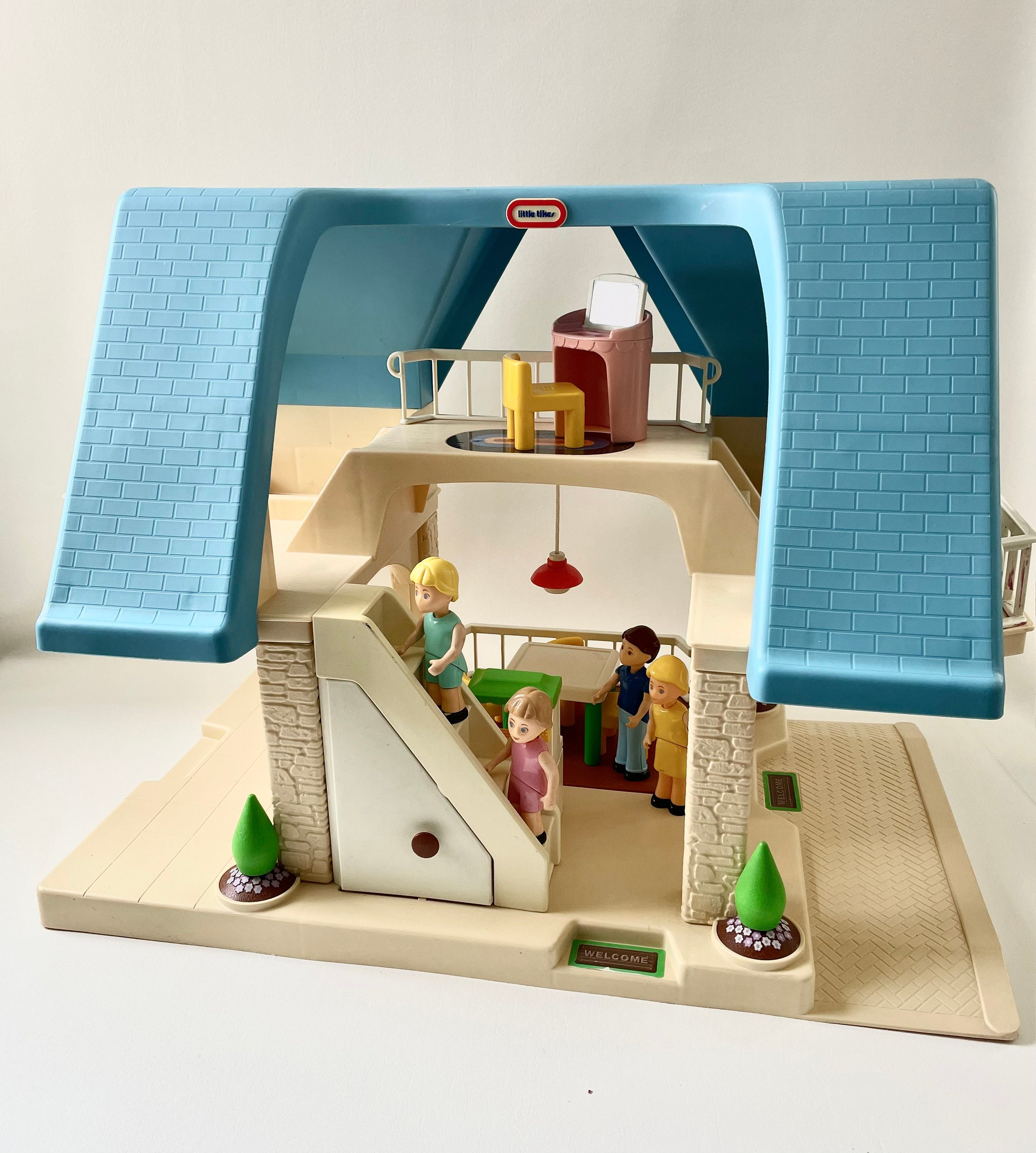 Little tikes dollhouse blue roof deals