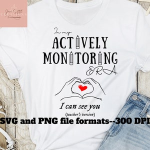 Peut inclure: T-shirt blanc avec du texte noir qui dit "In my ACTIVELY MONITORING ERA" avec une icône de crayon dans chaque mot. Le texte "I can see you (teacher's version)" est sous le texte principal. Un cœur rouge est dessiné avec deux mains formant un cœur.
