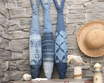 Grande decorazione a forma di pesce Shibori in denim riciclato imbottito, cuscino a forma di pesce in denim riciclato, pesce imbottito in denim, decorazione a forma di pesce per casa sulla spiaggia, cuscino a forma di pesce