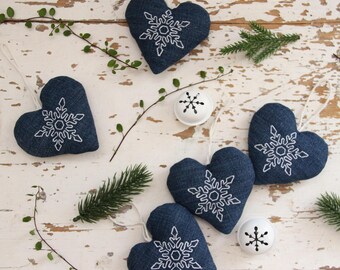 Kerstboom denim hartdecoratie met sneeuwvlokborduurwerk, gerecyclede denim harten, gevulde hartversiering, kerstboom denim harten