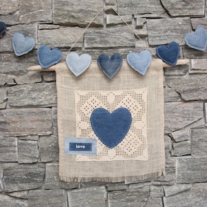 Appeso Jean Heart e decorazione di tela su bastone di legno con centrino all'uncinetto vintage e ricamo, decorazione della fattoria, decorazione del cuore della casa di campagna
