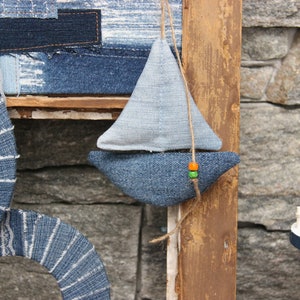 Décoration de plage en denim recyclé, décoration de voilier suspendu, décoration de maison de plage suspendue, voilier en denim rembourré, décoration de vie marine, décoration nautique
