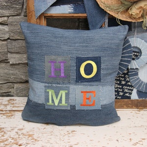 Almohada de mezclilla reciclada con bordado de letras caseras, almohada de acento de mezclilla, almohada de letras de mezclilla, cojín para el hogar, almohada familiar, regalo familiar