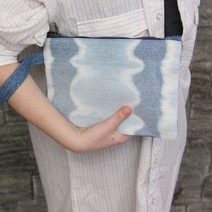 Bolso clutch Shibori de mezclilla, bolso de mezclilla reciclado forrado, bolsa de maquillaje de mezclilla, bolso cosmético de mezclilla, bolsa de cremallera de mezclilla, billetera de mezclilla