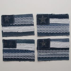 Op de afbeelding: Vier kleine Amerikaanse vlaggenpatches van denim en kant met een enkele witte ster in de blauwe kanton van elke vlag.