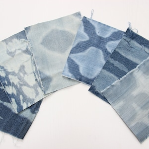 Puede incluir: Seis muestras de tela vaquera diferentes con varios patrones de tie-dye con lejía en tonos de azul y blanco.