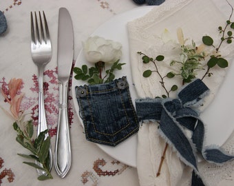 12 bolsos para moedas em jeans, mini bolsos em jeans, decoração para churrasco em jeans, decoração para mesa de festa em jeans reciclado, bolsos em jeans, decoração para bolsos em jeans