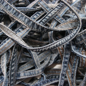 Coutures Jean récupérées, ourlets en denim, cordon en denim recyclé, denim réutilisé, approvisionnement en artisanat, paquet de ferraille en denim, bricolage en denim, cordon Jean