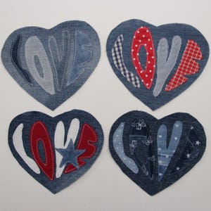 Op de afbeelding: Vier denim hartvormige patches met het woord "LOVE" gespeld in verschillende gekleurde stoffen. De patches zijn gemaakt van denim, rode, witte en blauwe stoffen.