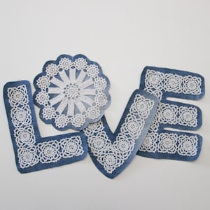 Extra grote denim liefdespatchset met vintage gehaakte doily-applicaties, denim jack liefdespatches op de rug, hippie patchwork jeans, boho-patches