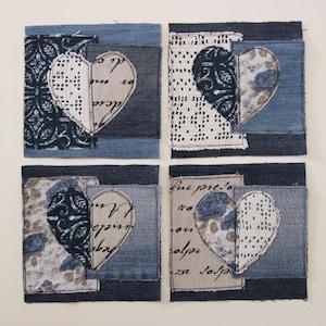 Könnte beinhalten: Vier Untersetzer aus Denim-Stoff mit Herzmotiven. Jeder Untersetzer hat ein Halbherz-Design mit einem anderen Muster, darunter Spitze, Blumen und Schrift. Die Untersetzer sind eine Mischung aus blauem Denim und neutralen Tönen.