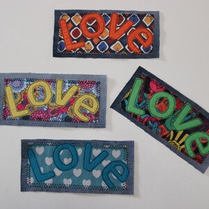 Puede incluir: Cuatro parches de tela con la palabra "LOVE" en varios colores y patrones. Los parches tienen un borde de mezclilla y presentan la palabra "LOVE" en naranja, amarillo, verde y azul. Los fondos tienen patrones florales, geométricos y de corazón.