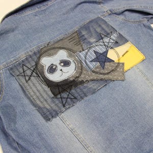 Parche de mezclilla reciclada con motivo de panda y estrellas bordadas a mano alzada, aplique grande para coser en ropa, bolsos o tapices de pared.