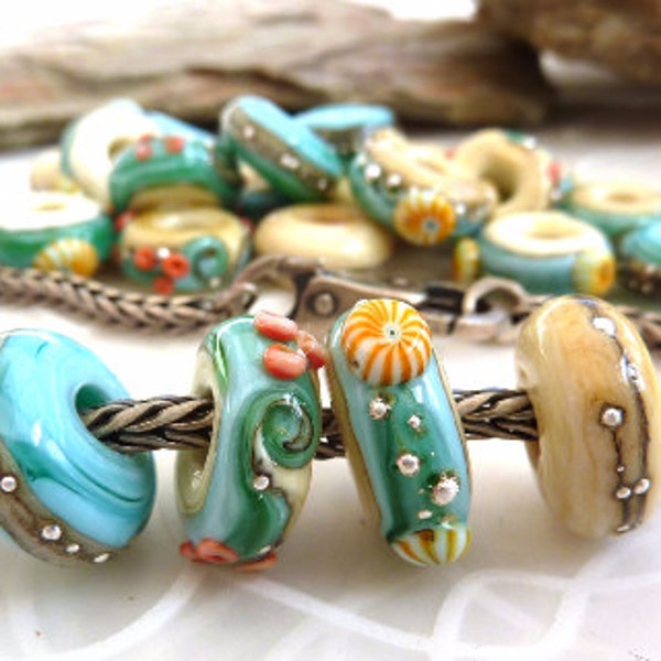 Big Hole Bead set in Sand and Sea Design, perles de verre faites à la main pour bracelets, par Beach Art Glass au Royaume-Uni