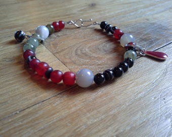 Red black and green bracelet in natural pearls