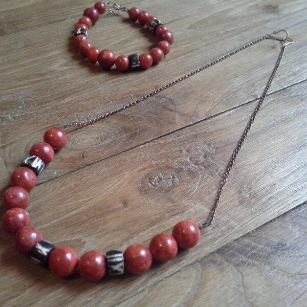 collier rouge et noir corail et os