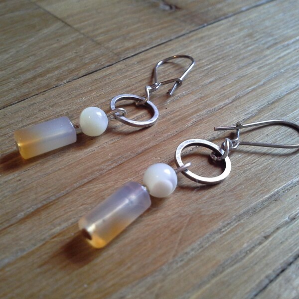 Boucles d'oreille fantaisie cornaline et nacre, blanc et orange clair