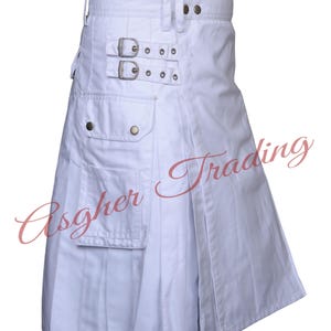 Peut inclure: Kilt utilitaire blanc avec plusieurs boucles et une grande poche cargo. Le kilt a des plis à l'arrière et est fait d'un tissu léger.
