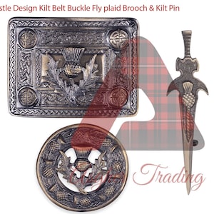 Könnte beinhalten: Ein Set aus drei goldfarbenen Kilt-Accessoires aus Metall mit einem Distel-Design. Das Set beinhaltet eine Gürtelschnalle, eine Brosche und eine Kiltnadel.