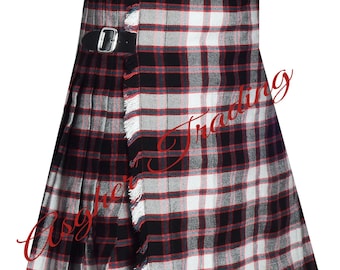 Puede incluir: Un kilt de tartán negro, rojo y blanco con un borde con flecos y dos hebillas de cuero.