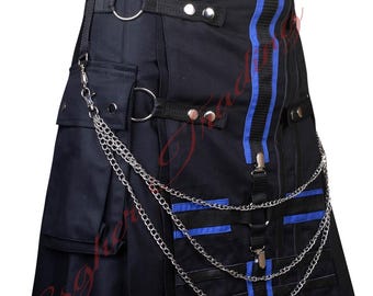 Könnte beinhalten: Schwarzer Kilt mit blauen Akzenten und silbernen Ketten. Der Kilt hat Taschen, Metallringe und Druckknöpfe. Blaue Streifen verlaufen vertikal. Ein stilvolles und einzigartiges Kleidungsstück.