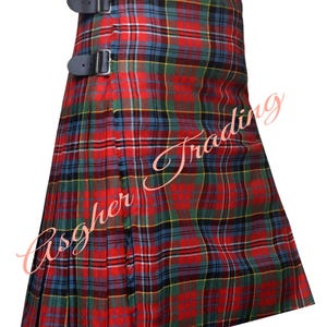 Può includere: Un kilt tradizionale in tartan con un vivace motivo a quadri rossi, verdi, blu e gialli. Il kilt presenta due cinturini in pelle nera con fibbie per la chiusura. Il kilt è plissettato e progettato per un look classico.