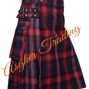 Op de afbeelding: Een rode, marineblauwe en blauwe geruite kilt met zilveren gespen en hardware. De kilt heeft een geplooid ontwerp en een zijzak. De tekst "Asgher Trading" is zichtbaar in oranje.
