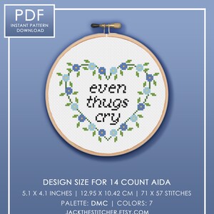 Könnte beinhalten: Kreuzstichmuster für einen 13 x 10,5 cm großen Rahmen mit dem Spruch "even thugs cry", umgeben von blauen Blumen. Das Muster ist für 14er Aida-Stoff konzipiert und verwendet 7 DMC-Farben.