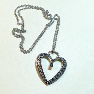 Vintage open heart pendant with 24 inch chain, silvertone metal, Bali style, silver heart necklace, boho style, romantic, NP6296