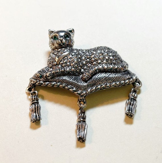 Vintage cat brooch from Avon, Regal Cat, silverto… - image 1