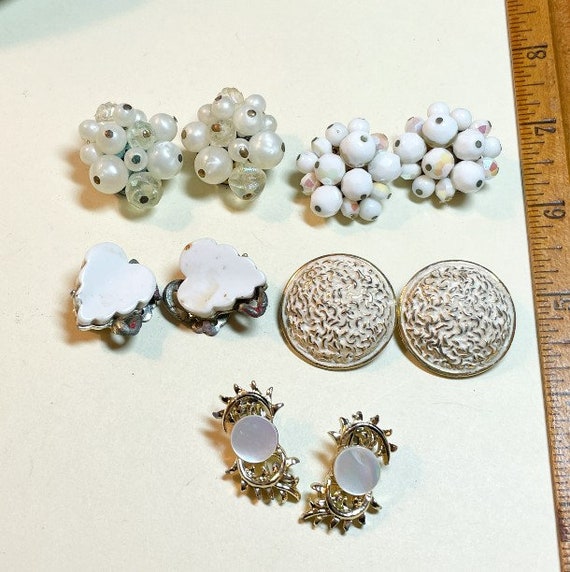 Five pairs of vintage white clip earrings, shabby… - image 1