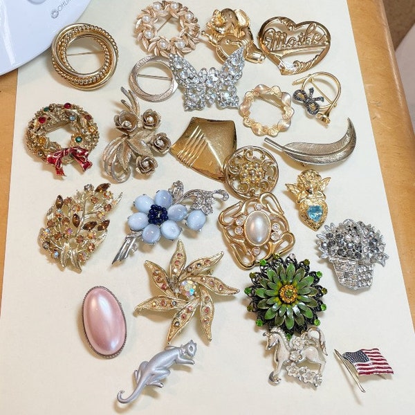 Lot of 24 vintage shabby brooches for your new creations, repair lot, rhinestones, flowers, circles clip, pin lot, 1950s-80s  LD1152