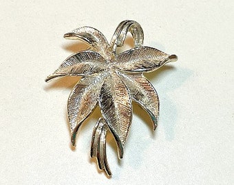 Vintage classic leaf brooch from Gerry's, goldtone metal, midcentury modern leaf brooch, gold brooch, Gerry's leaf brooch, 1950s-60s PF3229