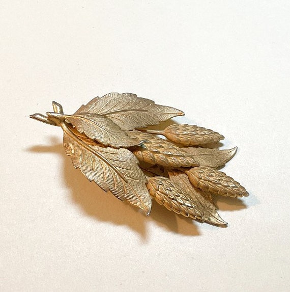 Vintage midcentury leaf brooch, goldtone metal, w… - image 2