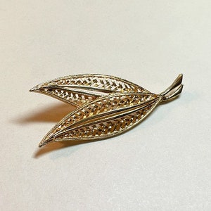 Vintage JJ Jonette leaf brooch, brushed goldtone metal, openwork, JJ leaf brooch, JJ leaf pin, gold leaf brooch, gold leaf pin, 1980s PF7232