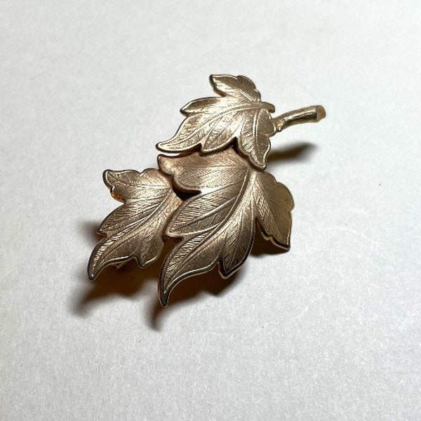 Vintage midcentury leaf brooch, goldtone metal, 2 1/2 inches long, dimensional, gold leaf brooch, leaf pin, 1950s-60s  P777