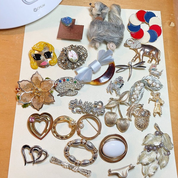 Lot of 27 vintage shabby brooches for your new creations, repair lot, rhinestones, enamel, animals, circles, pin lot, 1950s-80s  LD4271