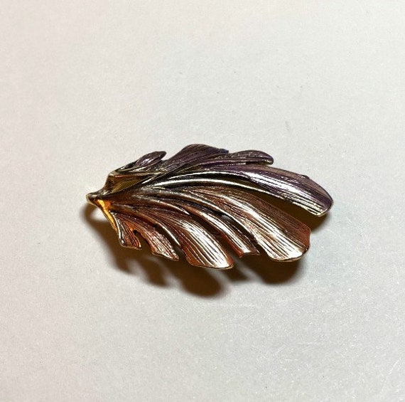 Vintage little leaf brooch, goldtone metal with p… - image 1