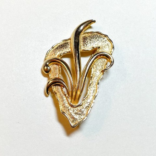 Vintage modern design gold leaf brooch, goldtone metal, leaf pin, gold brooch, statement brooch, 1970s-80s  PF11215